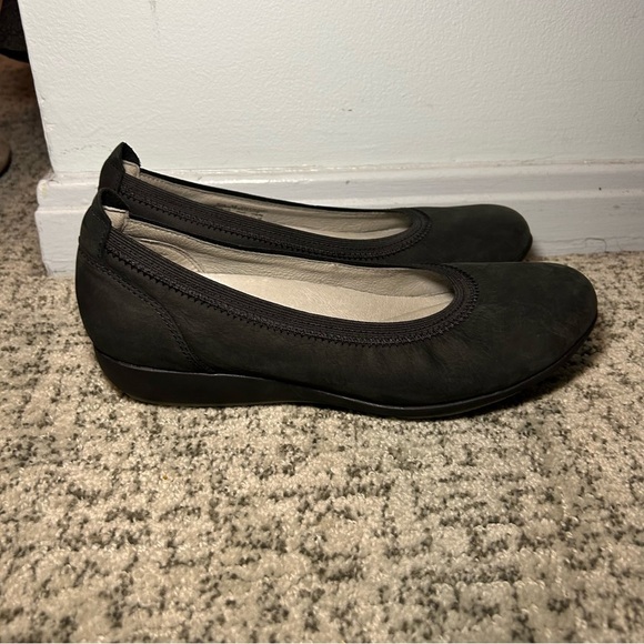 Dansko Black Nubuck Kristen Leather Round Toe Slip-On Flats Size 38 - Picture 1 of 11